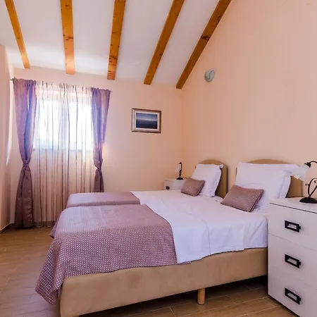 Leona Villa *